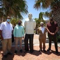 Develan escultura de Ricardo Alegría en el Viejo San Juan