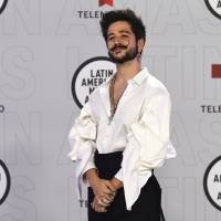 Camilo y Karol G son premiados en los Latin AMAs