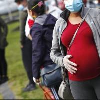 CDC recomienda a embarazadas vacunarse contra COVID-19