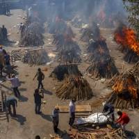 El avance del virus abruma a los crematorios en India