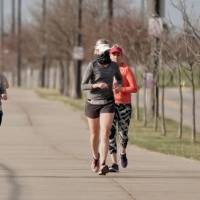 CDC dice personas completamente vacunadas no necesitan usar mascarillas al aire libre