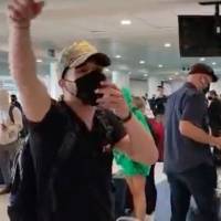 Turista se altera con la prensa en el aeropuerto Luis Muñoz Marín