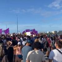Decenas de personas protestan en el Teodoro Moscoso contra la violencia de género