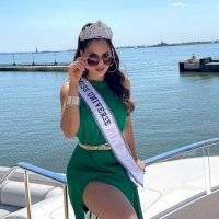 Andrea Meza se prepara para entregar la corona de Miss Universo