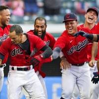 Cuadrangular de Hernández en la 10ma da victoria a Indios
