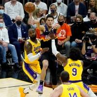 Los Suns desmantelan a los Lakers para tomar liderato de la serie