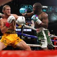 Logan Paul aguanta golpes ante Floyd Mayweather