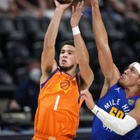 Booker encabeza ofensiva en otro triunfo de los Suns de Phoenix en playoff de NBA