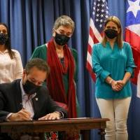 Alcalde de San Juan firma órdenes ejecutivas a favor de comunidad LGBTTQIA+