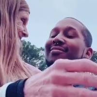 Joven de 23 años presume a su novia de 60 años y se vuelve viral