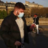 Adiós a las mascarillas: Francia dejará de exigir cubrebocas en exteriores