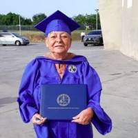 Profesora se gradúa después de 42 años dando clases en la UPR