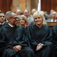 Policía de Iowa no podrá revisar basura sin orden judicial