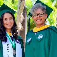 Madre e hija se gradúan del RUM