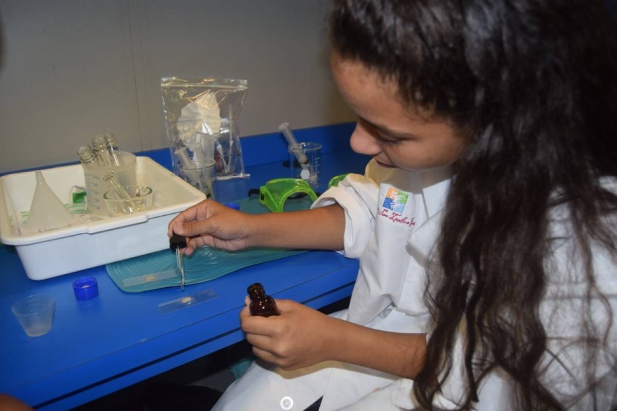 Laboratorio científico impacta a cientos de estudiantes de bajos recursos - Vimarsana News