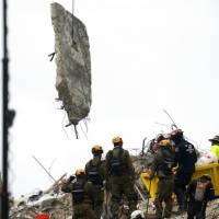 Rescatistas piden más refuerzos en la búsqueda tras edificio colapsado en Miami