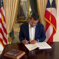 Pierluisi firma el presupuesto aprobado por la legislatura