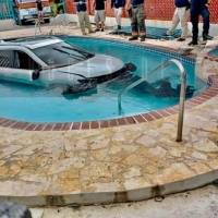 Auto termina en una piscina tras accidente en Cabo Rojo