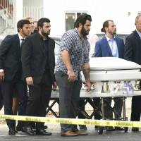 Sepultan en un mismo ataúd a hermanas tras derrumbe en Miami