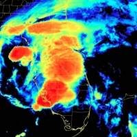 Elsa se debilita a tormenta tropical y amenaza a la costa de Florida
