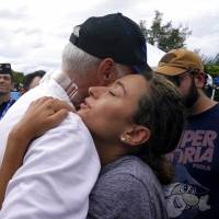 Familias que sufrieron derrumbe de edificio en Miami se unen para darse consuelo