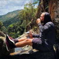 Boricua pasea con su greca y cuela café en destinos paradisíacos de Puerto Rico