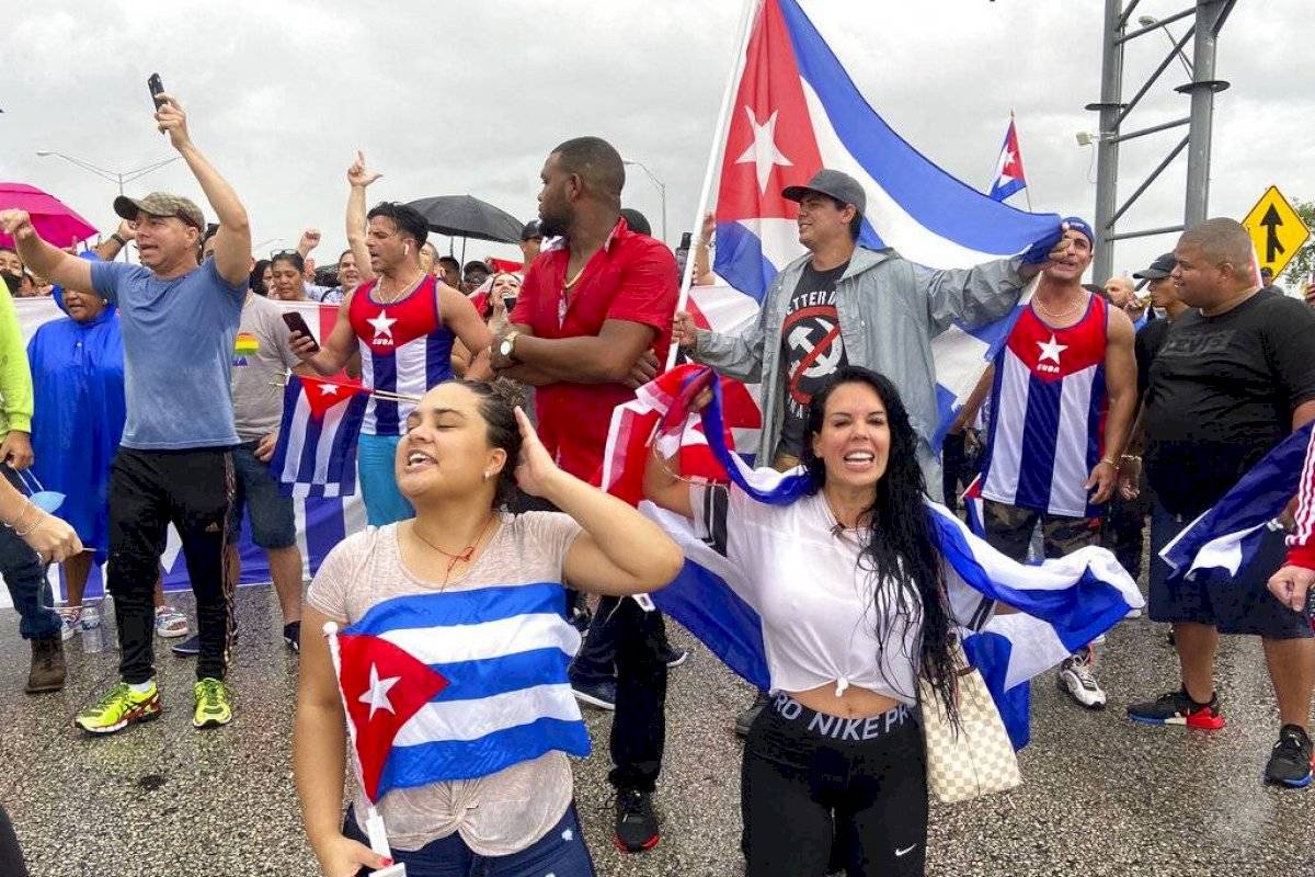 Manifestantes en Miami bloquean autopista en apoyo a cubanos - Vimarsana News