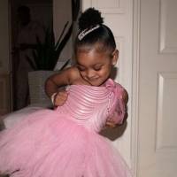 Diseñador boricua confecciona pomposo traje de la hija de Cardi B para su cumpleaños