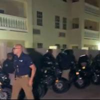 Denuncian condominio en Rincón amanece lleno de policías para proteger construcción