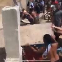 Manifestantes derriban parte del muro en condominio en Rincón