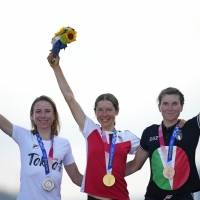 Medallistas olímpicos podrán posar sin mascarilla en podio