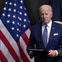 Biden considera hacer obligatoria la vacunación para empleados federales