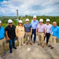 Congresistas inspeccionan daños por colapso del radiotelescopio de Arecibo