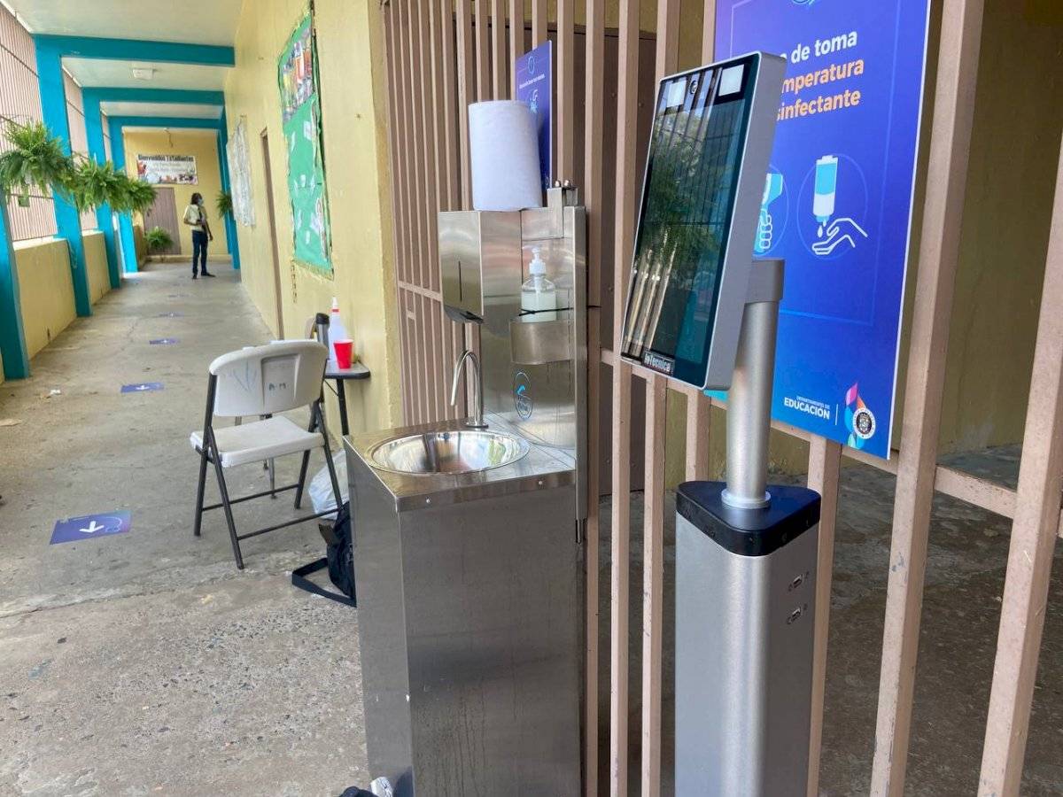 Materiales de limpieza en escuela