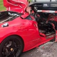 ¡Vivos de milagro! Conductor de un auto de lujo impacta camión en Cayey