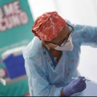 Estudio: Vacuna Pfizer pierde eficacia más rápido que la de AstraZeneca ante la variante Delta