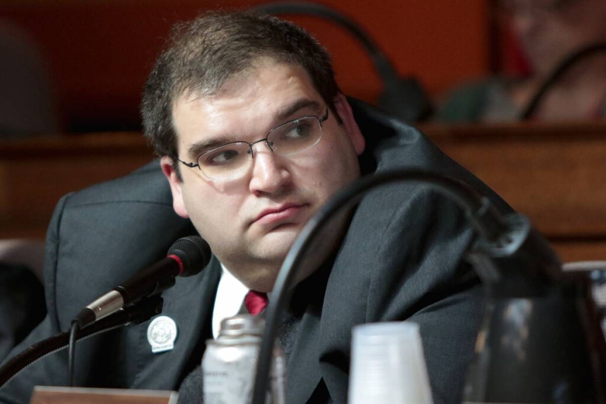 Conectan a respirador a senador republicano que criticó las mascarillas - Vimarsana News