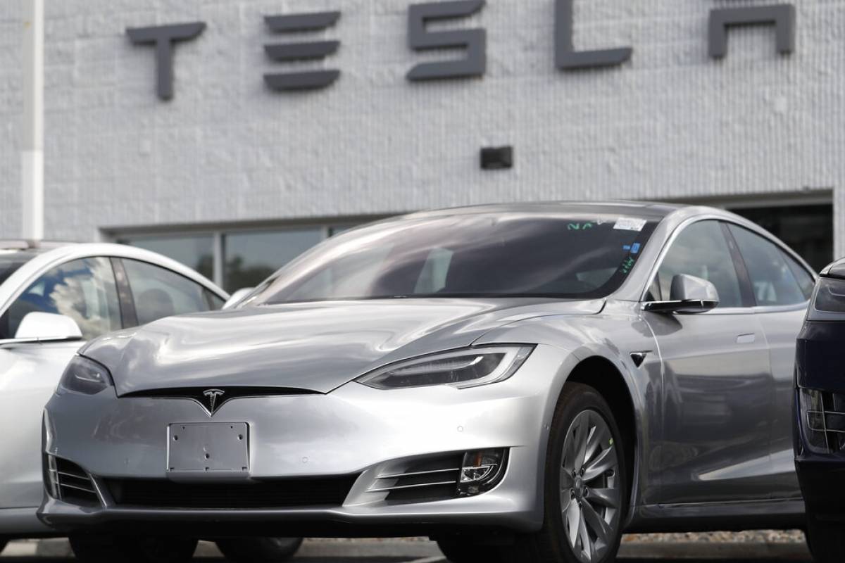 Tesla en piloto automático choca contra patrulla en Florida - Vimarsana News