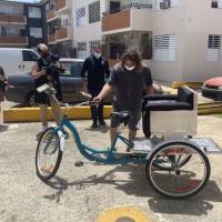 Productor cumple promesa y regala bicicleta para pasear a una madre