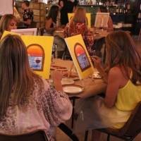 Disfruta una experiencia de pintar y vinos en Il Nuovo Mercato