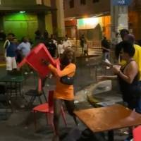 Turistas protagonizan pelea en la Placita de Santurce