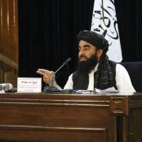 Talibanes anuncian gabinete provisional dominado por miembros de su vieja guardia