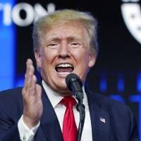 Donald Trump comentará pelea de boxeo de Holyfield