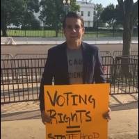 Ricardo Rosselló hace manifestación frente a Casa Blanca de un solo ciudadano