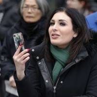 Activista anti COVID se contagia con el virus y pide que recen por ella por los fuertes dolores