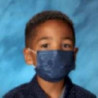 Niño sale en foto escolar con mascarilla porque madre le dijo que no se la quitara