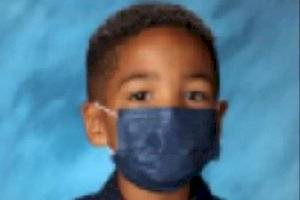 Niño sale en foto escolar con mascarilla porque madre le dijo que no se la quitara