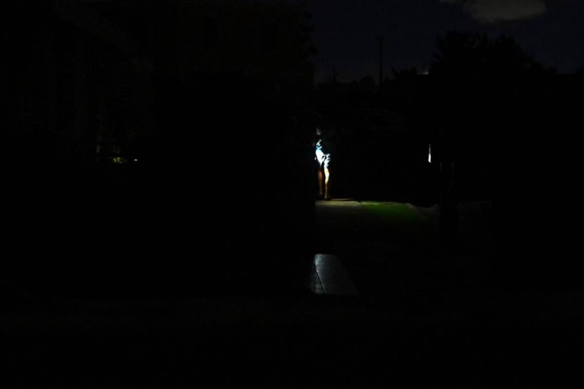 Sobre 130 mil clientes permanecen sin energía eléctrica esta noche - Vimarsana News