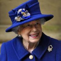 Reina Isabel II rechaza título de "Vieja del año"