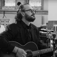 Ricardo Arjona estrena "El Bobo" del álbum Negro